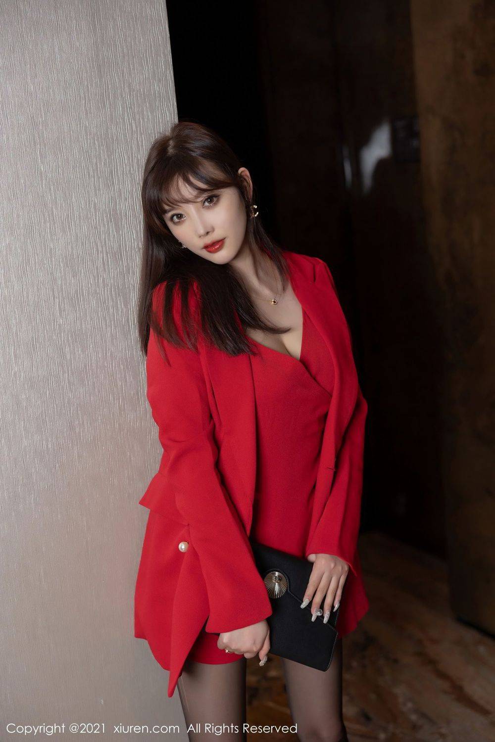 秀人网性感女神杨晨晨Yome红色大衣黑丝美腿系列私房写真-24