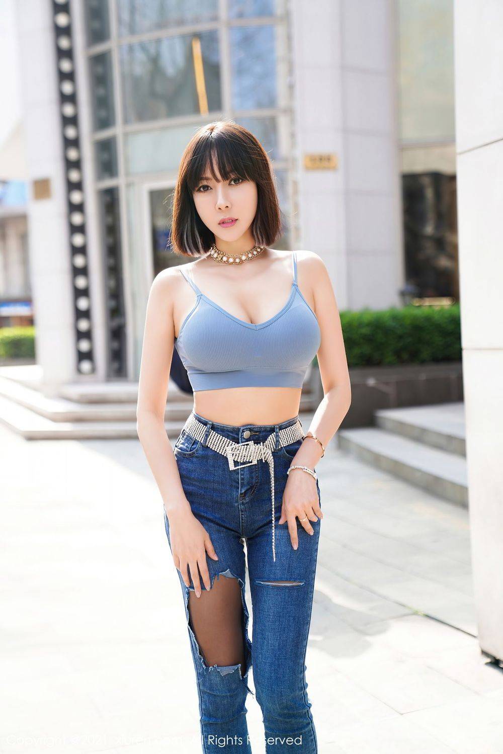 秀人网性感御姐果儿Victoria直爽牛仔裤与魅惑黑丝北京旅拍-11