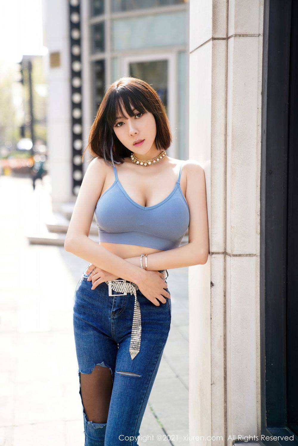 秀人网性感御姐果儿Victoria直爽牛仔裤与魅惑黑丝北京旅拍-13