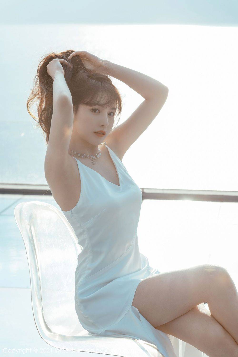 爱蜜社气质女神Lynn刘奕宁高挑身材古典风格街拍系列写真-2