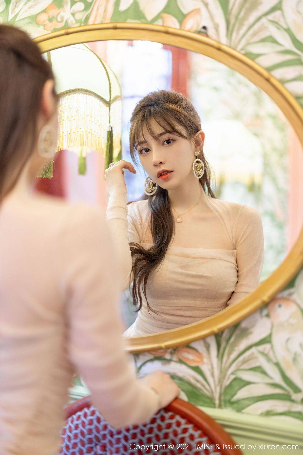 爱蜜社气质女神Lynn刘奕宁高挑身材古典风格街拍系列写真-32