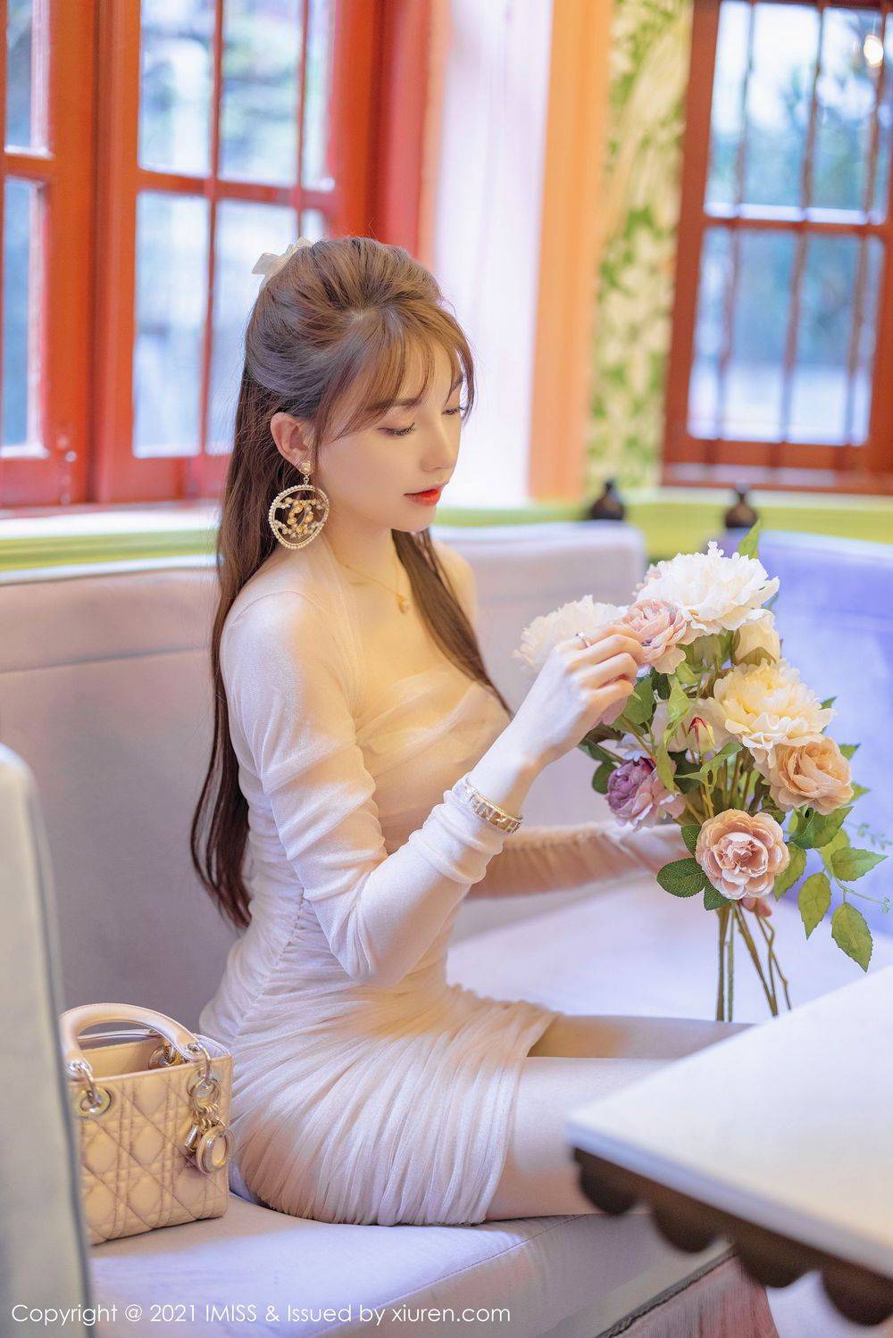 爱蜜社气质女神Lynn刘奕宁高挑身材古典风格街拍系列写真-28