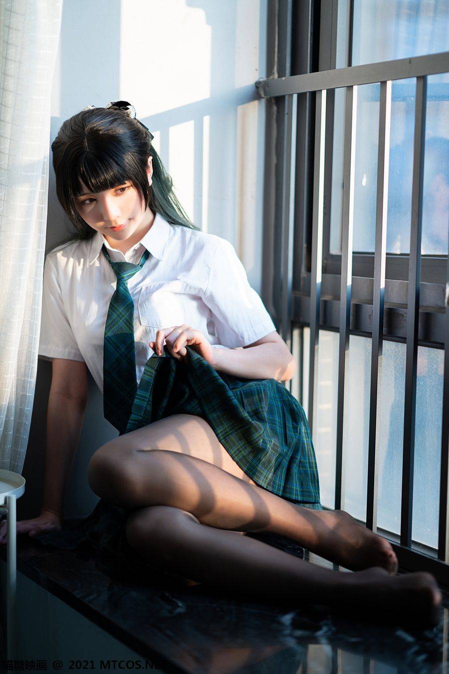 喵糖映画性感美少女黑丝美腿JK制服格子裙清晨阳光私房写真-11