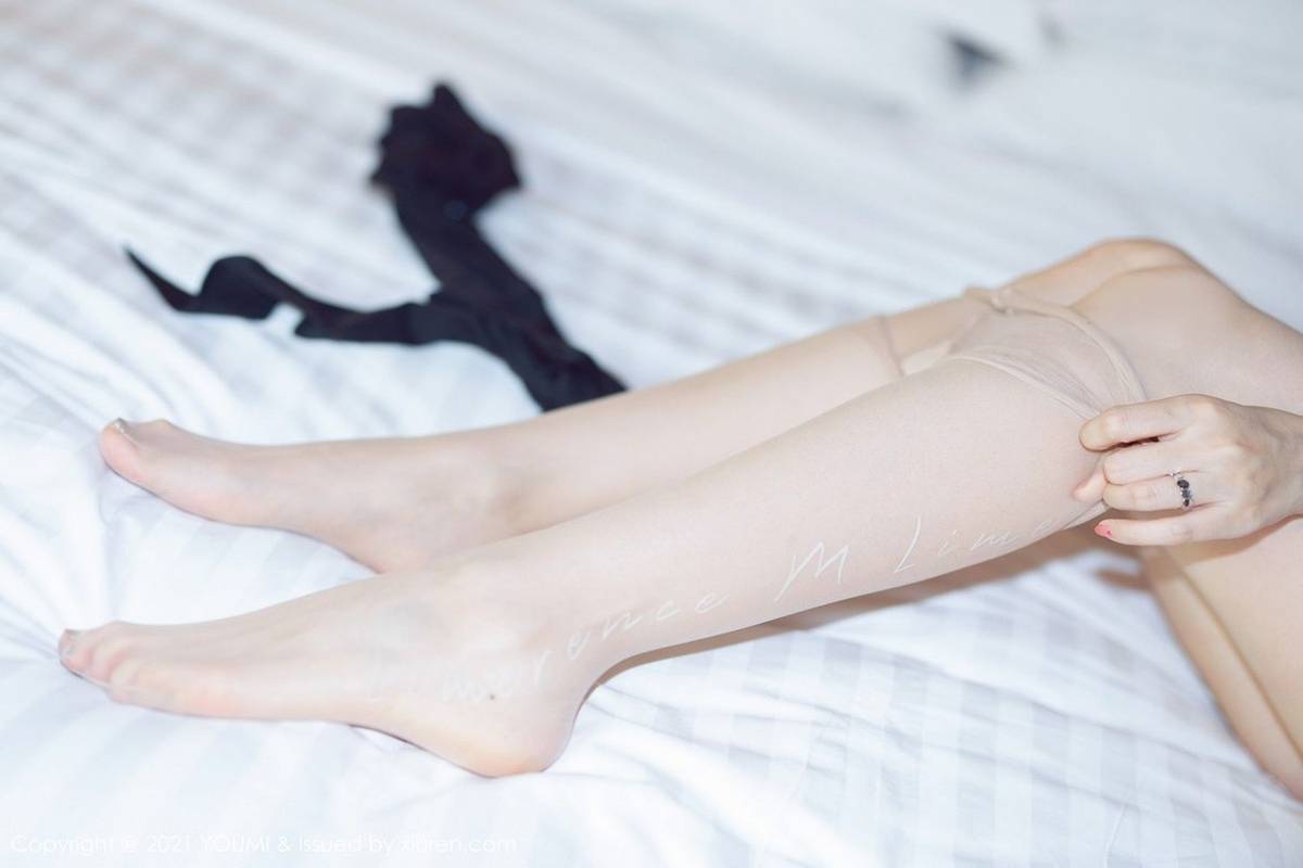 尤蜜荟美女模特王雨纯丝袜美腿抹胸内衣系列西双版纳旅拍-35