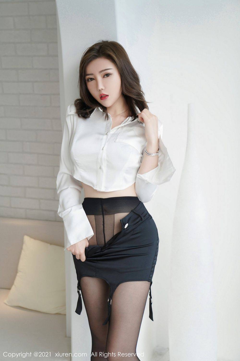 秀人网美女模特萌汉药baby白衬衫黑丝美腿职场OL江浙沪旅拍-13