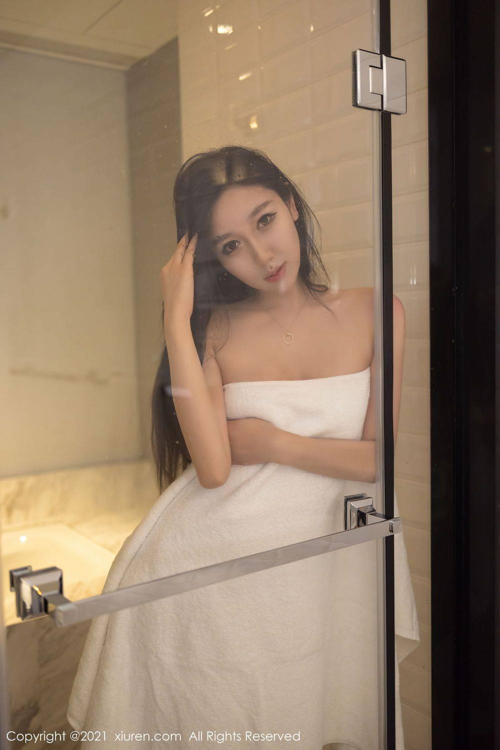 秀人网美女模特伊思思健身房场景下紧身运动内衣系列写真-5