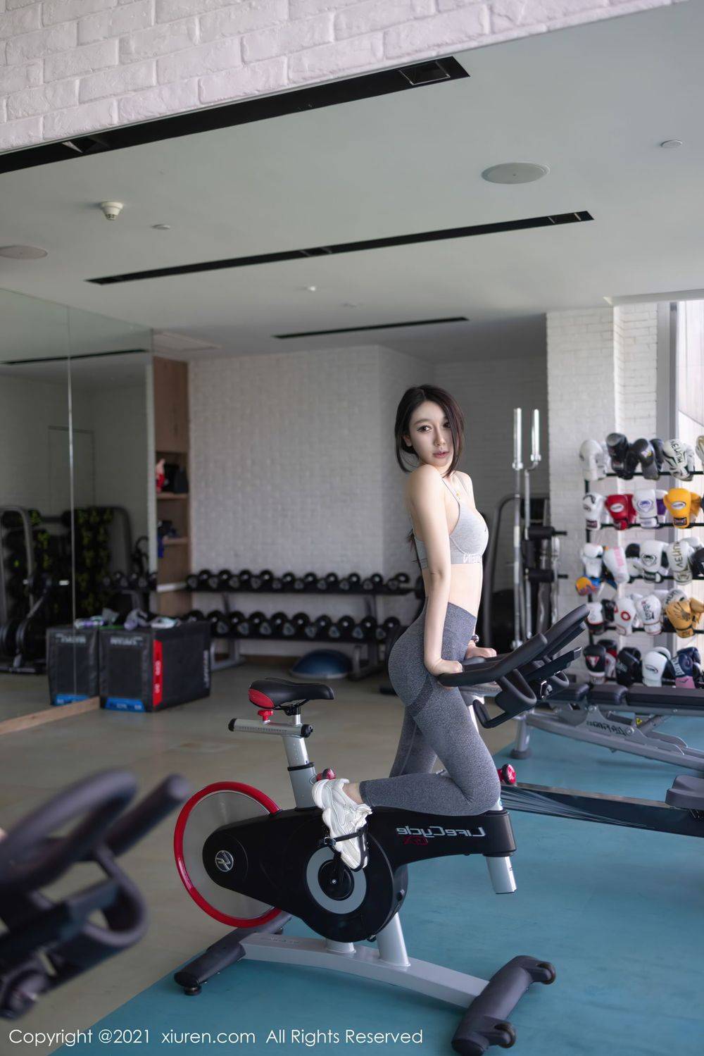 秀人网美女模特伊思思健身房场景下紧身运动内衣系列写真-15