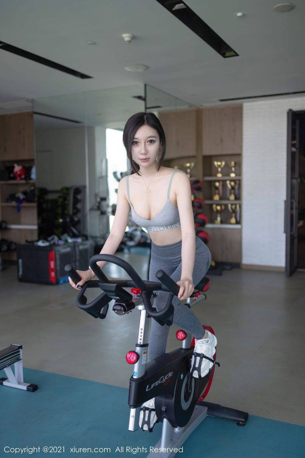 秀人网美女模特伊思思健身房场景下紧身运动内衣系列写真-13