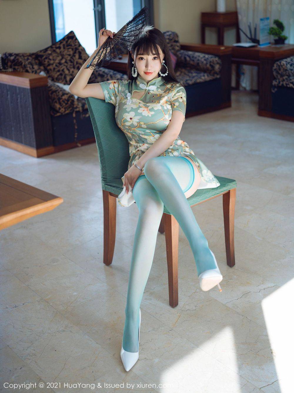 花漾Show性感女神Flower朱可儿青瓷色旗袍丝袜美腿三亚旅拍-2