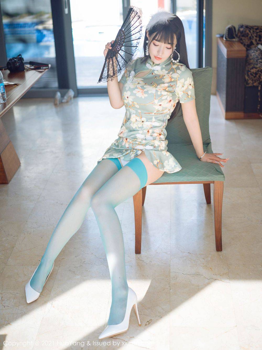 花漾Show性感女神Flower朱可儿青瓷色旗袍丝袜美腿三亚旅拍-17