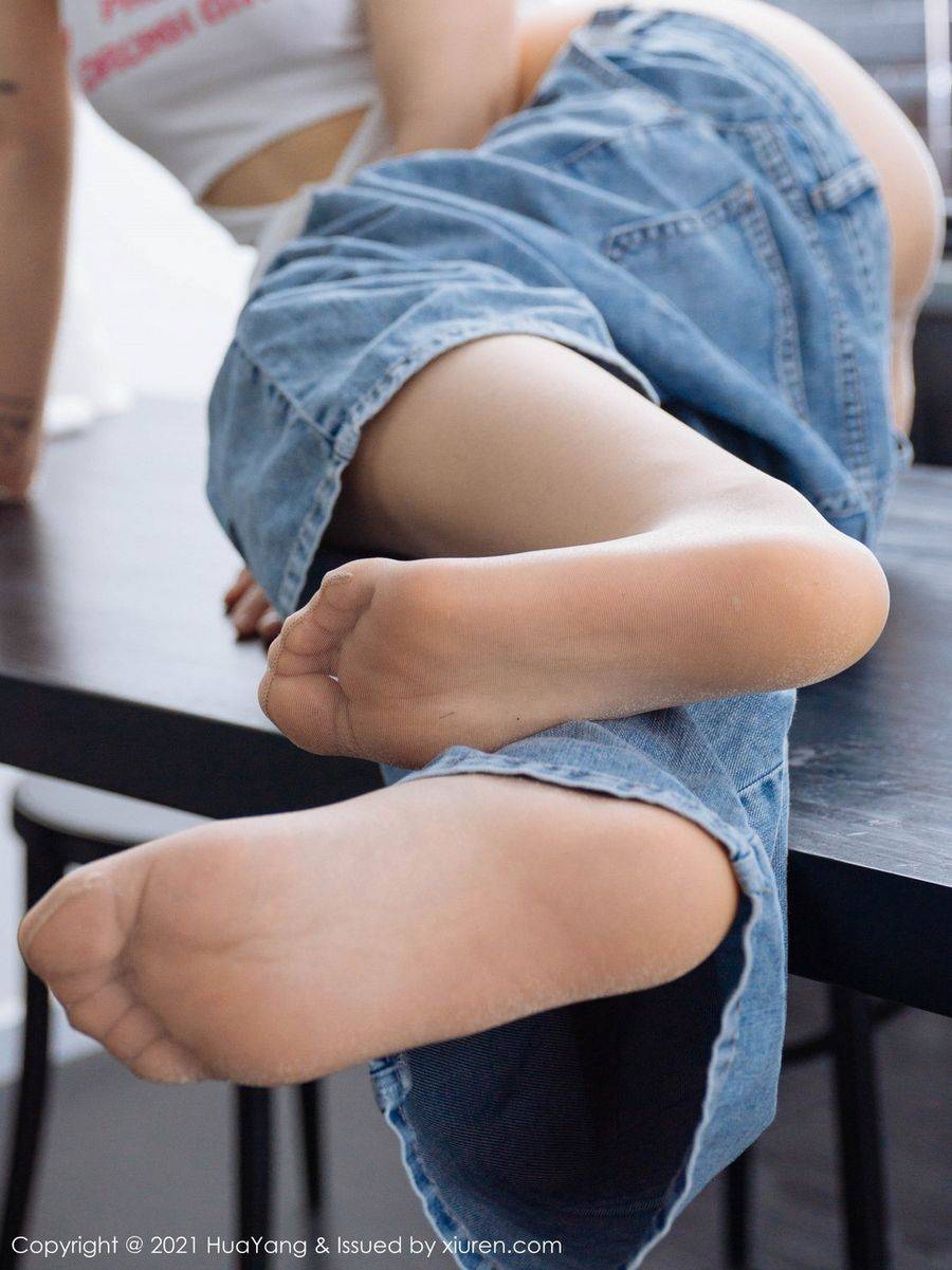 花漾Show新人模特恬恬GuTIan丝袜美腿丰腴身材首套撩人写真-23