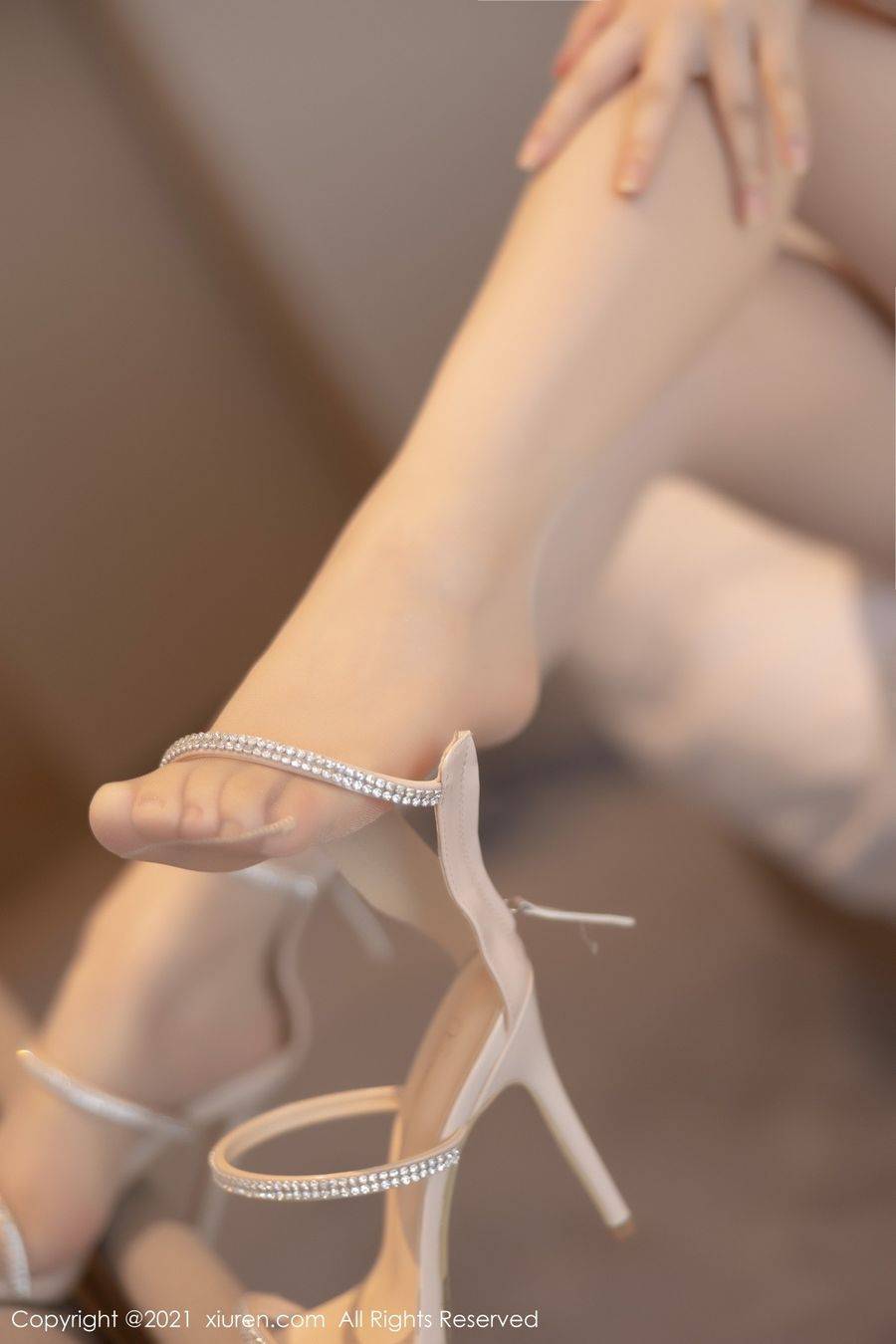 秀人网性感女神绯月樱Cherry现代旗袍与丝足美腿江浙沪旅拍-43