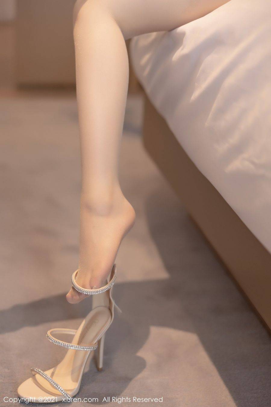 秀人网性感女神绯月樱Cherry现代旗袍与丝足美腿江浙沪旅拍-46