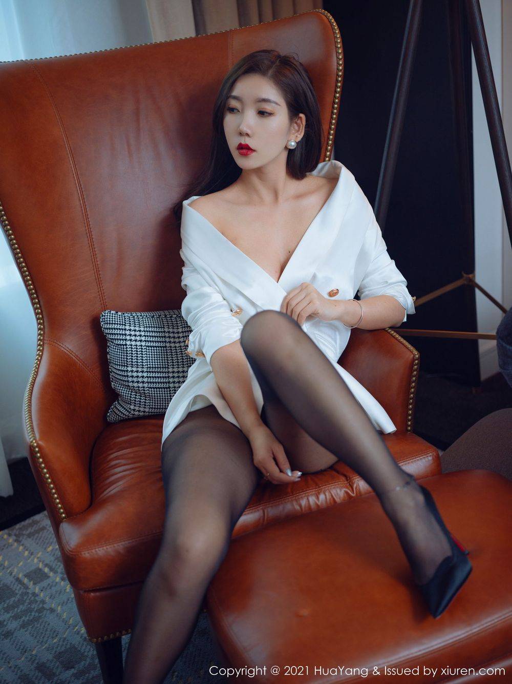 花漾Show美女模特艾静香白色西装与黑丝美腿系列澳门旅拍-34