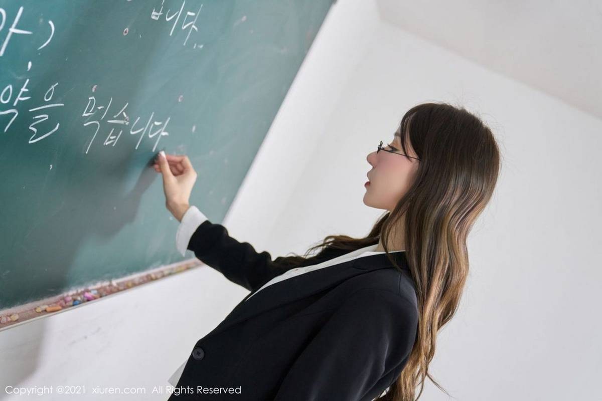 秀人网美女模特周于希Sandy黑丝美腿女教师OL主题性感写真-7