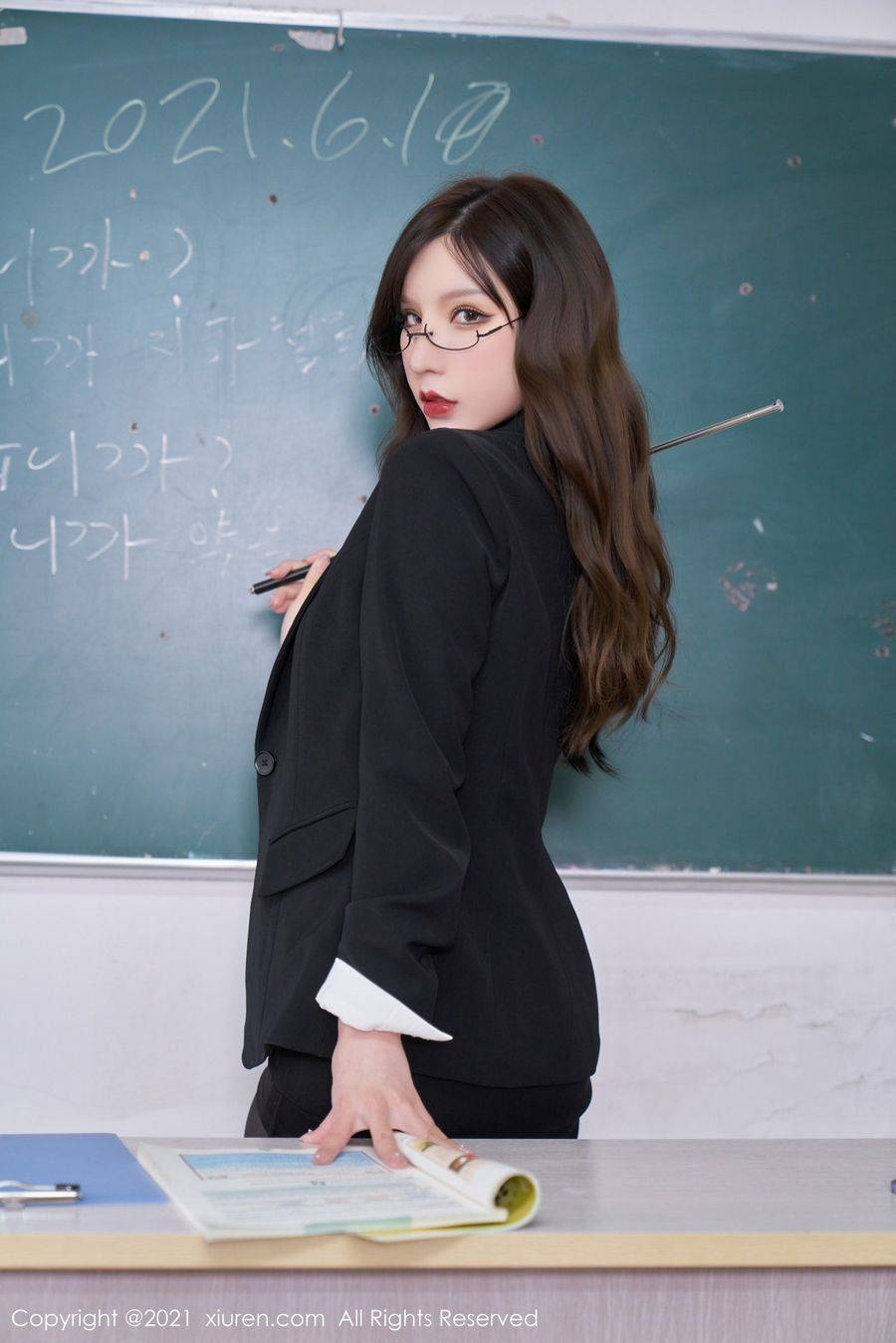 秀人网美女模特周于希Sandy黑丝美腿女教师OL主题性感写真-17