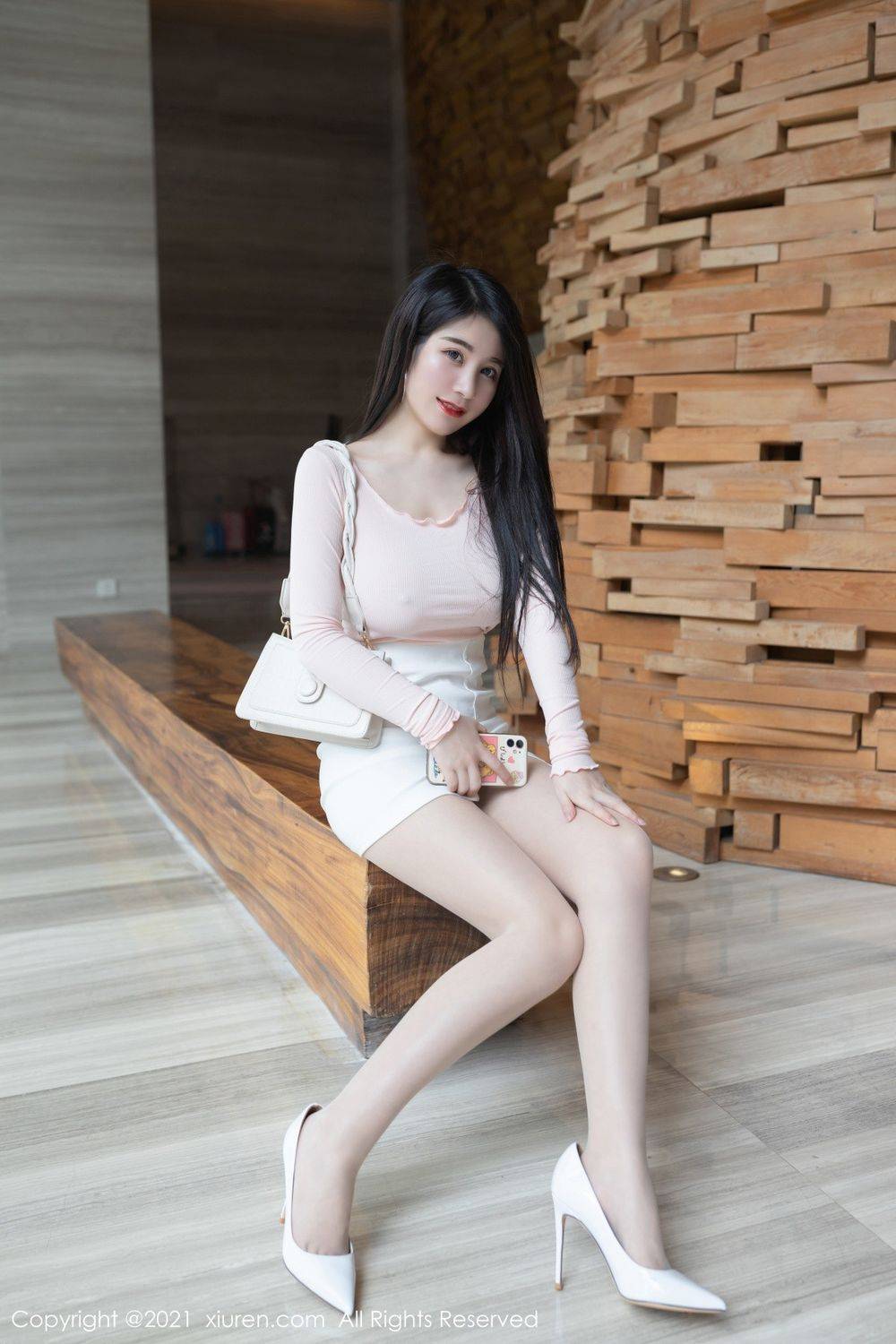 秀人网美女模特美七Mia惹火身材+粉色服饰性感呈现澳门旅拍-5