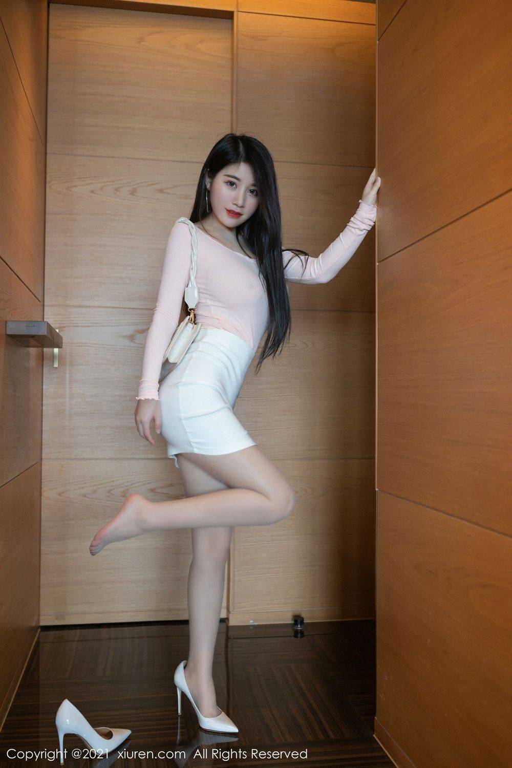 秀人网美女模特美七Mia惹火身材+粉色服饰性感呈现澳门旅拍-7