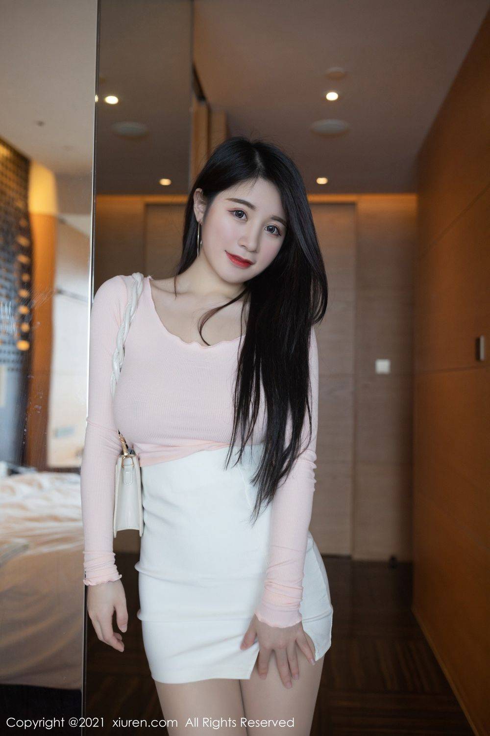 秀人网美女模特美七Mia惹火身材+粉色服饰性感呈现澳门旅拍-9