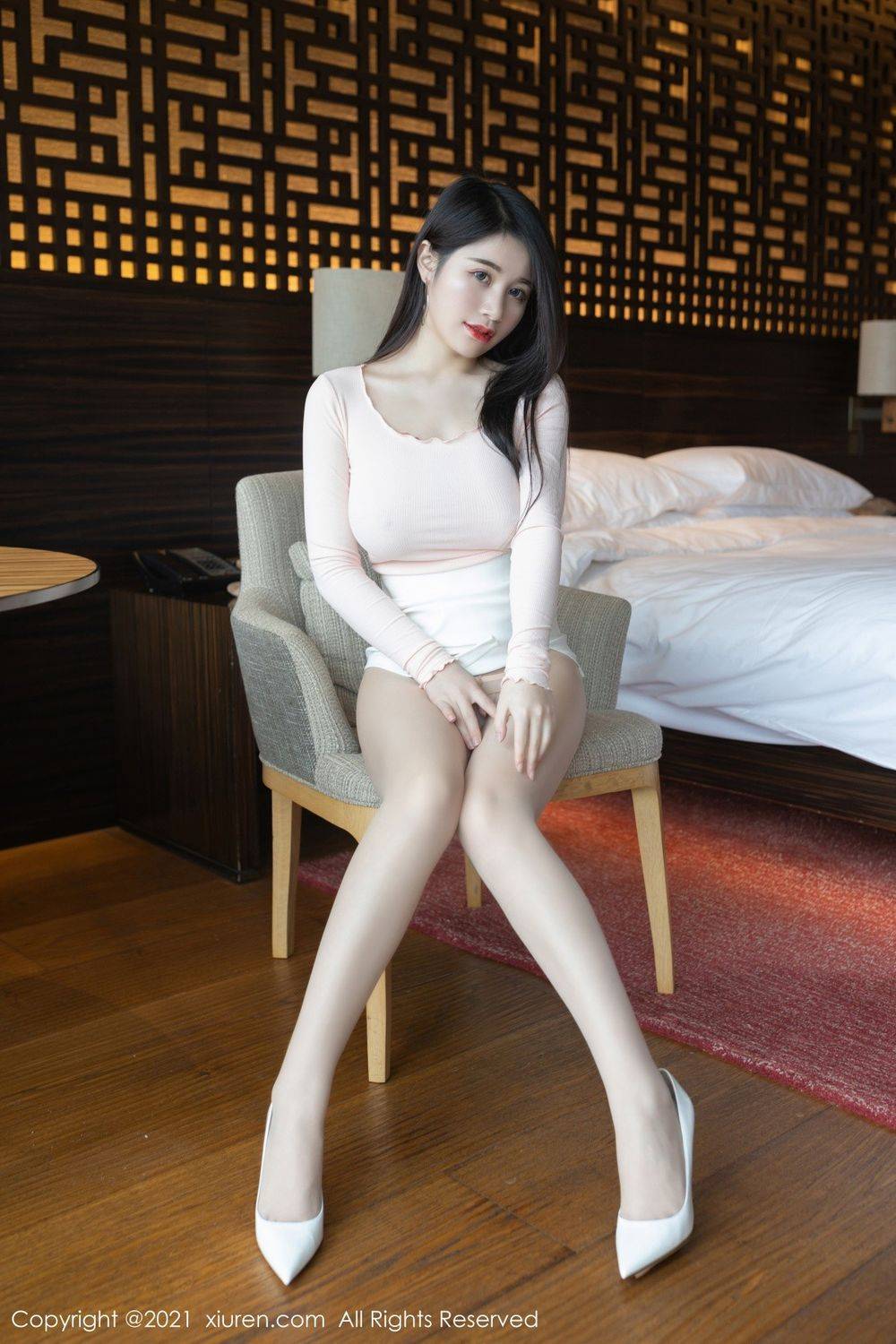 秀人网美女模特美七Mia惹火身材+粉色服饰性感呈现澳门旅拍-12