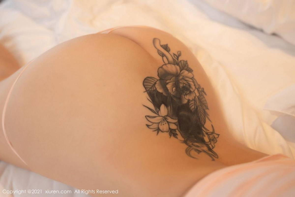 秀人网美女模特美七Mia惹火身材+粉色服饰性感呈现澳门旅拍-50