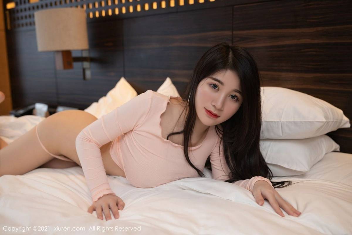 秀人网美女模特美七Mia惹火身材+粉色服饰性感呈现澳门旅拍-49