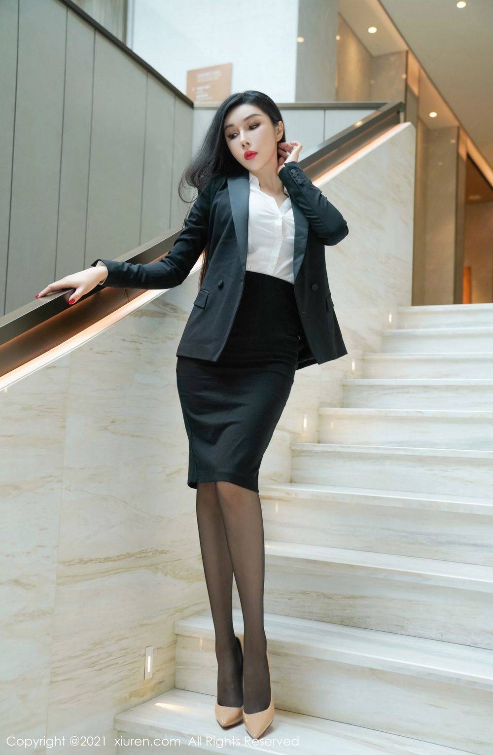 秀人网美女模特田冰冰白衬衫黑丝美腿职场OL系列性感写真