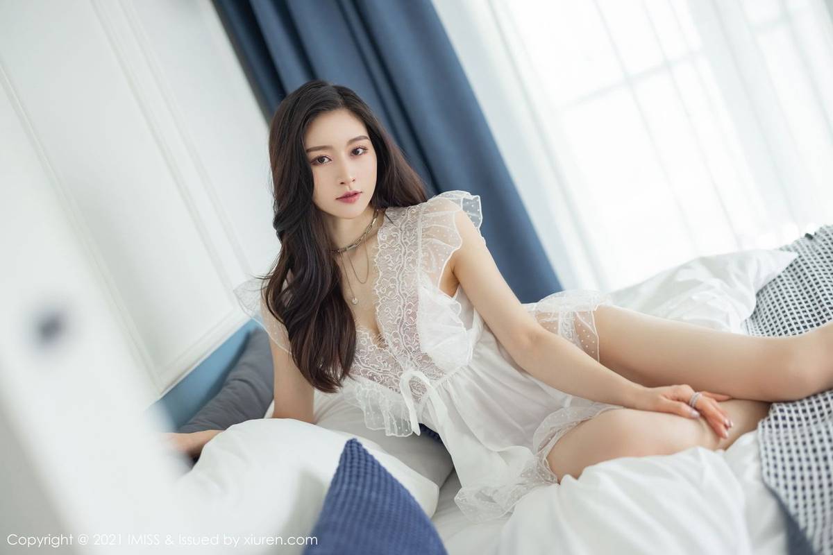 爱蜜社气质美女Vanessa曼妙娇躯丝质V吊裙高开叉系列性感写真-29