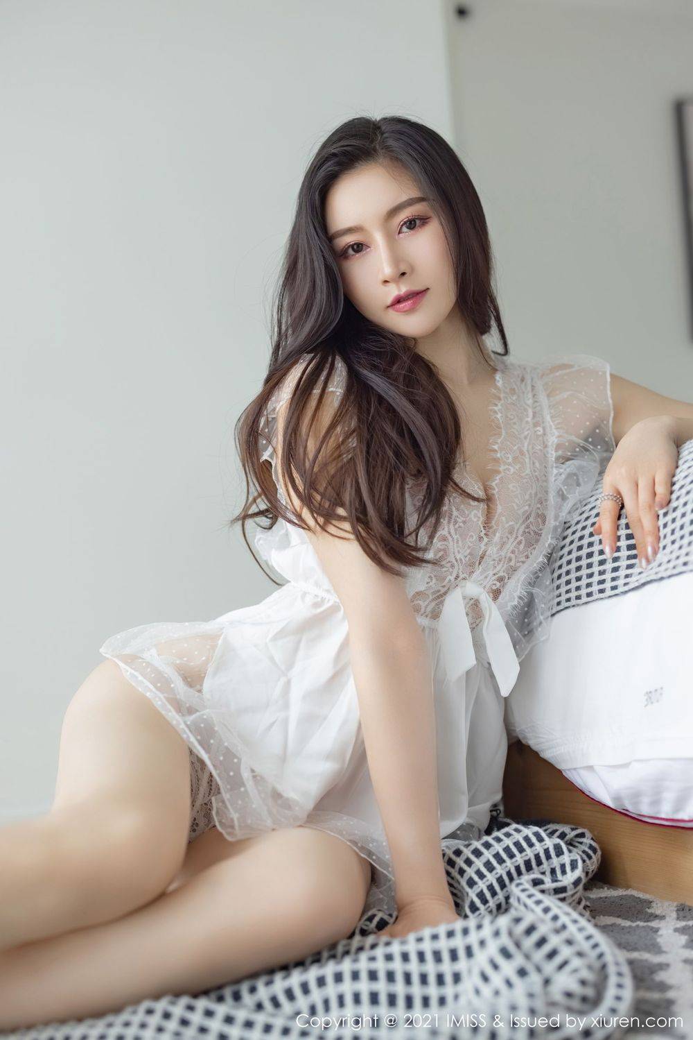爱蜜社气质美女Vanessa曼妙娇躯丝质V吊裙高开叉系列性感写真-35