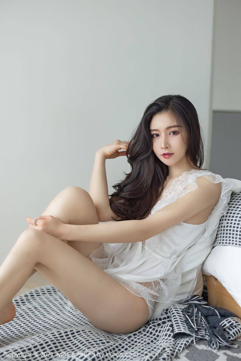 爱蜜社气质美女Vanessa曼妙娇躯丝质V吊裙高开叉系列性感写真-34