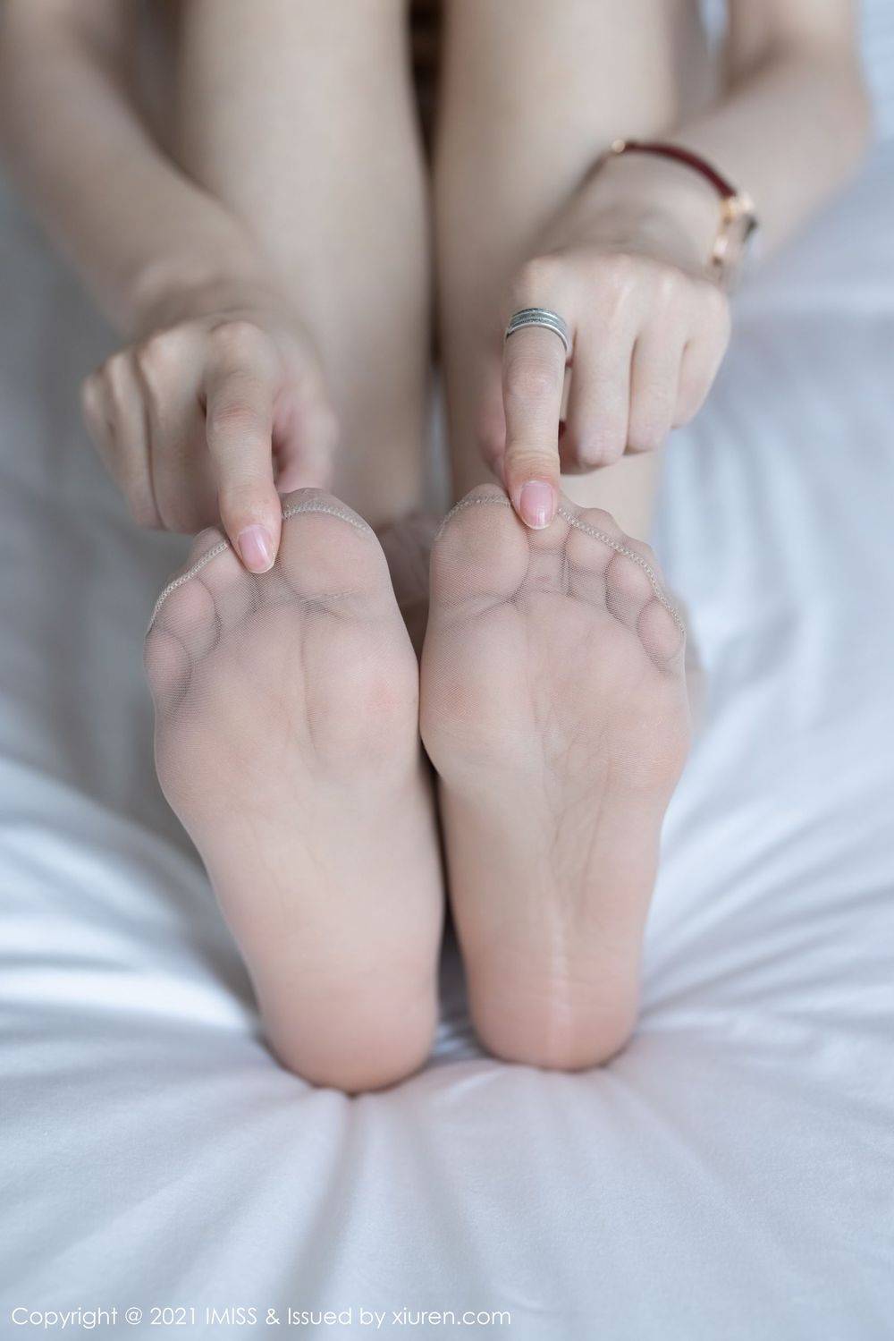 爱蜜社气质美女付艺轩Renee丝袜美腿内衣诱惑袅袅撩人套图-55