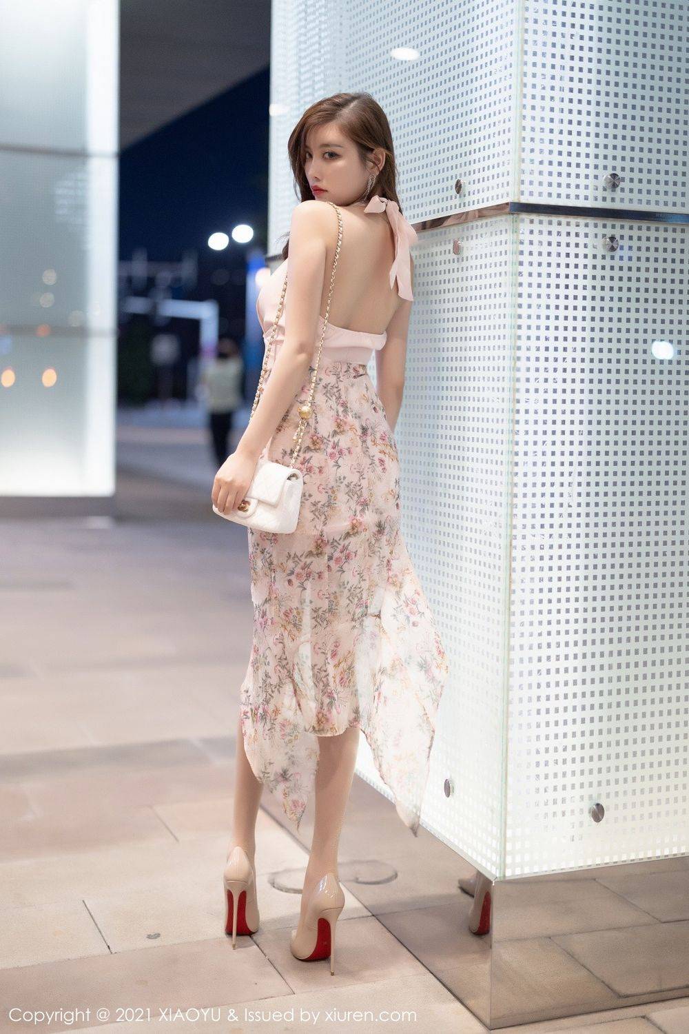 语画界性感女神杨晨晨sugar丝袜美腿粉色V型服饰青岛旅拍