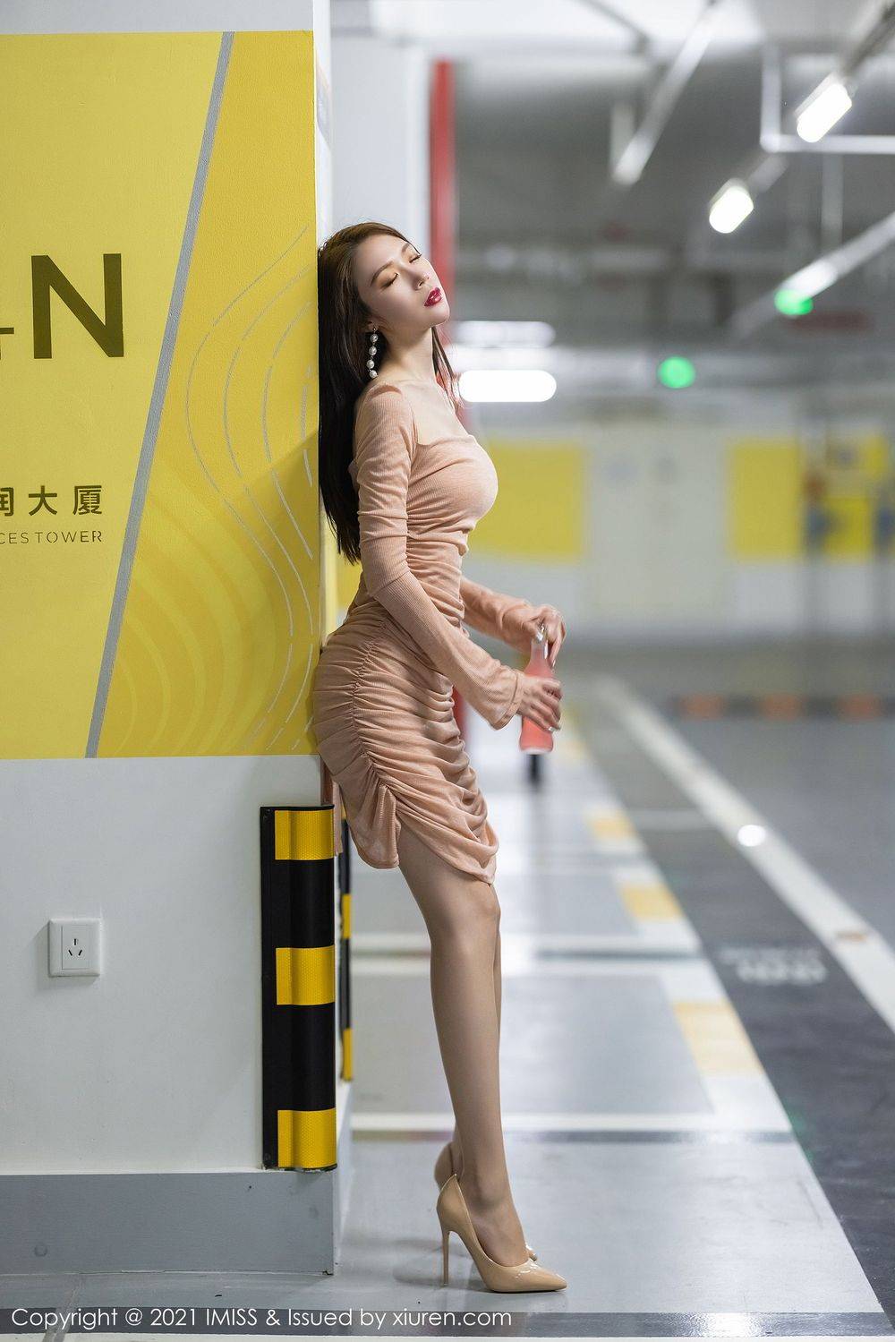 爱蜜社美女模特梦心玥停车场偶遇到街边买醉邂逅主题写真