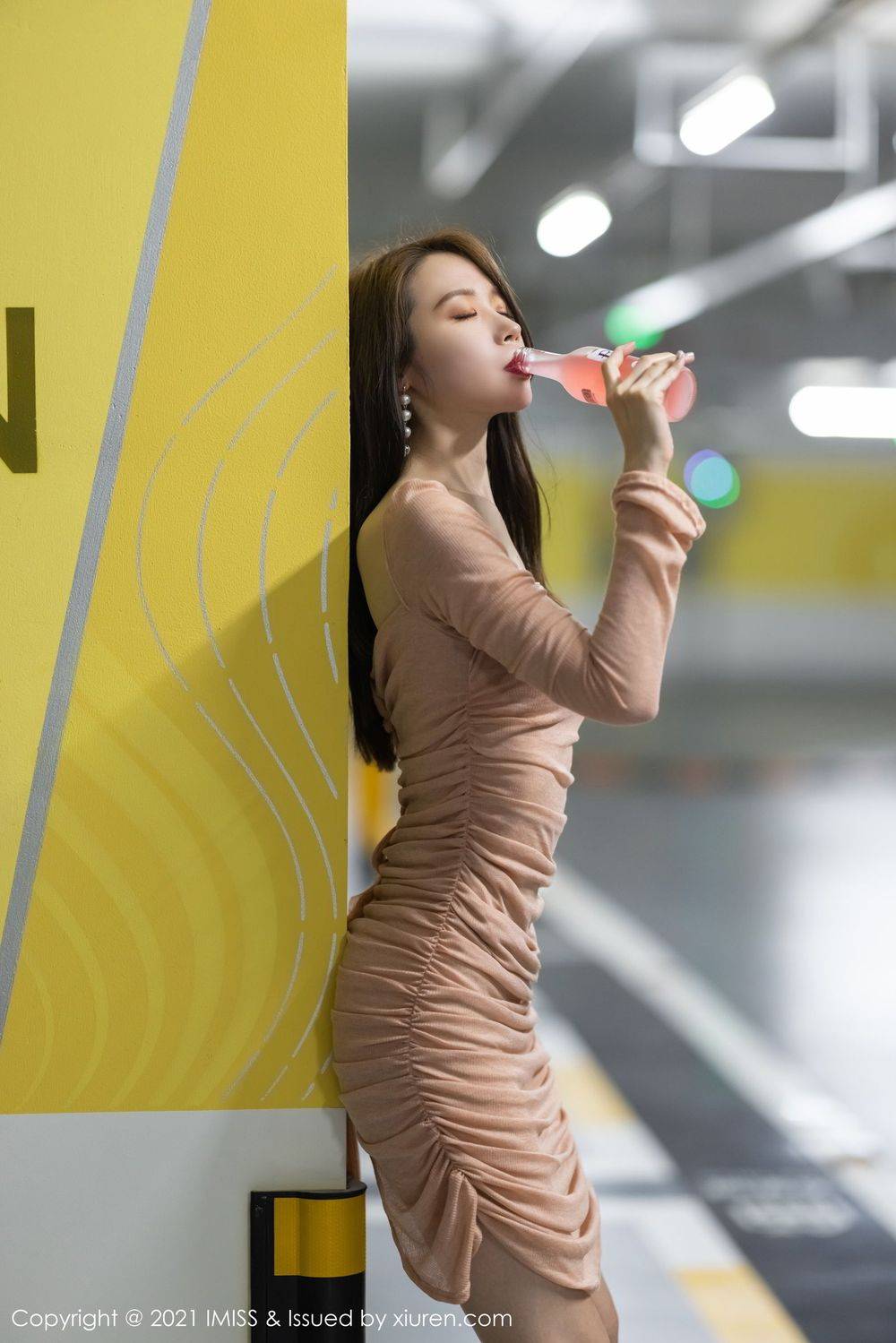 爱蜜社美女模特梦心玥停车场偶遇到街边买醉邂逅主题写真-3