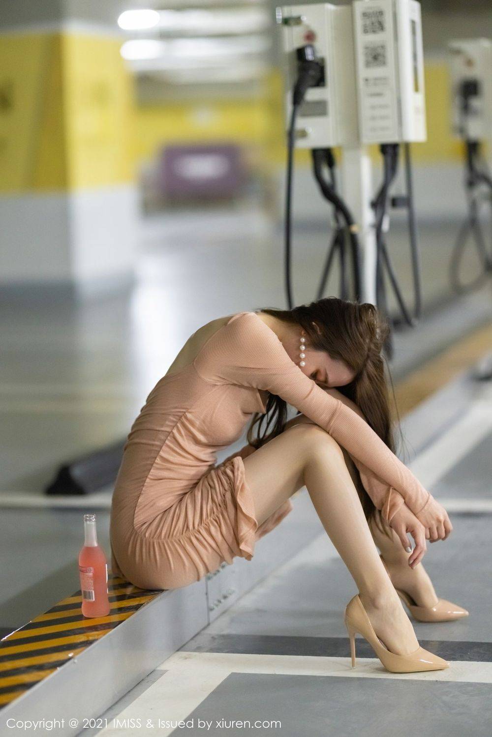 爱蜜社美女模特梦心玥停车场偶遇到街边买醉邂逅主题写真-6