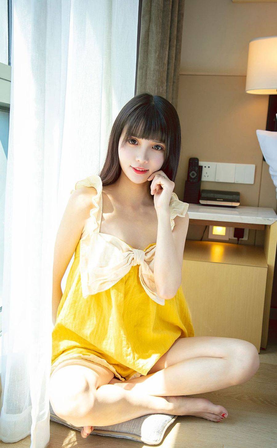 美女模特尤果猫猫黄色连衣裙她不是酸酸的柠檬精主题写真-4