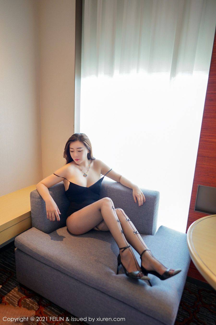 嗲囡囡美女模特王婉悠Queen黑丝美腿黑与白独特服饰性感写真-15