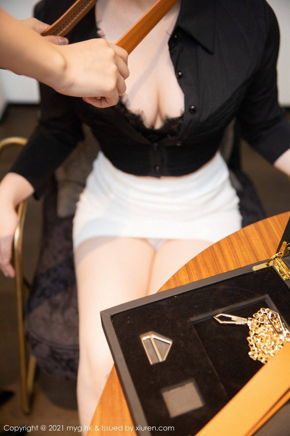 美媛馆性感女神绮里嘉Carina白衬衫调教师剧情江浙沪旅拍-16