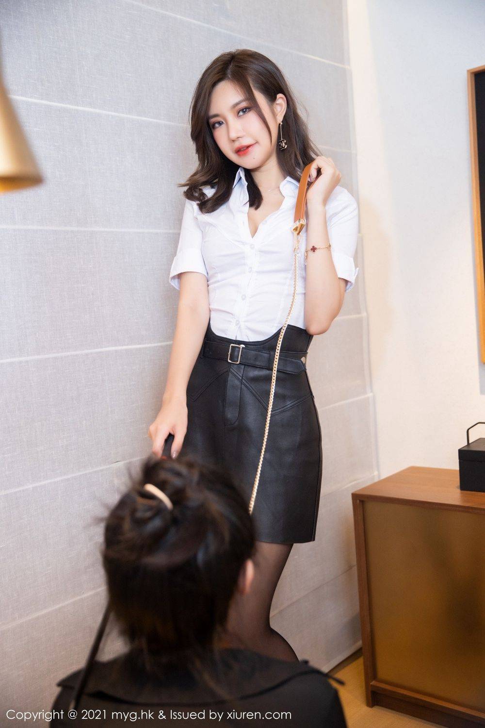 美媛馆性感女神绮里嘉Carina白衬衫调教师剧情江浙沪旅拍-30