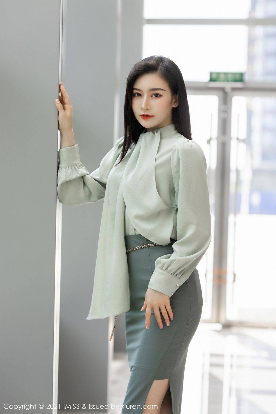 爱蜜社气质美女Vanessa素色服饰白色内衣袅袅动人性感写真-3