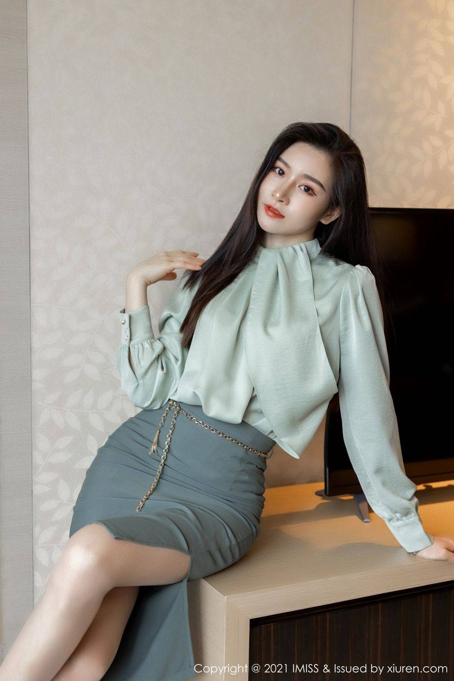 爱蜜社气质美女Vanessa素色服饰白色内衣袅袅动人性感写真-16