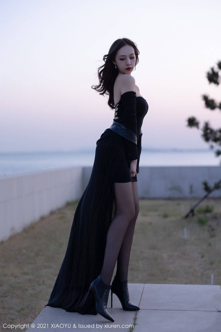 语画界美女模特郑颖姗Bev黑丝美腿+抹胸礼裙系列青岛旅拍-3