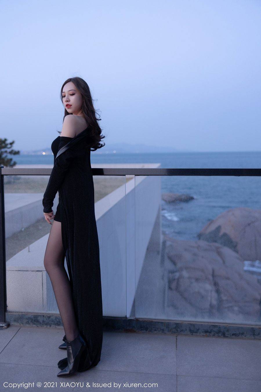 语画界美女模特郑颖姗Bev黑丝美腿+抹胸礼裙系列青岛旅拍-7