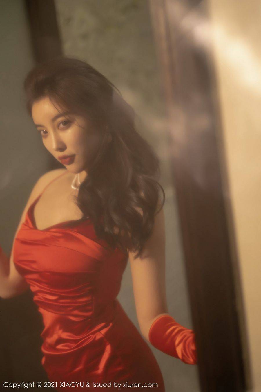 语画界性感女神杨晨晨sugar猩红吊裙丝袜美腿荷官装扮套图-4