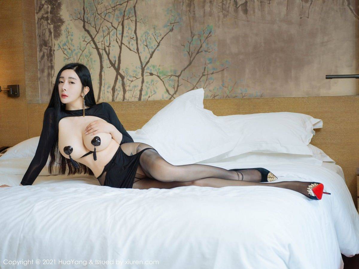 花漾Show美女模特允薾牛仔热裤黑与白性感服饰系列阳朔旅拍-29