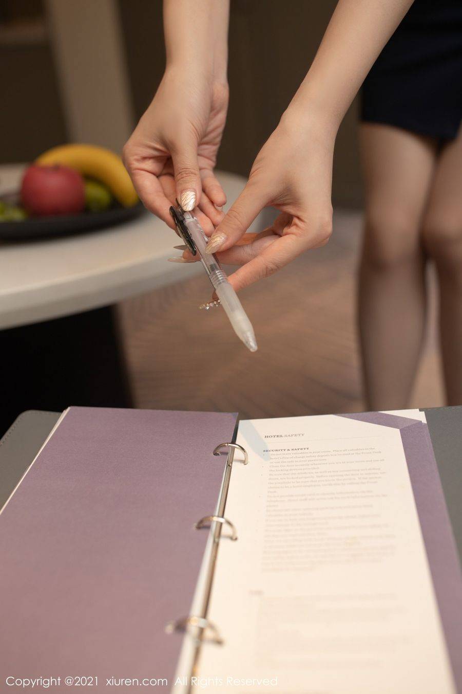 秀人网美女模特安然Maleah丝袜美腿签合同职场主题性感写真-8