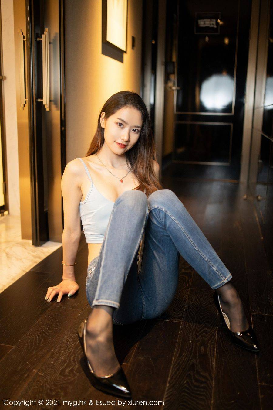 美媛馆美女模特方子萱直爽牛仔裤+黑丝美腿系列江浙沪旅拍-2