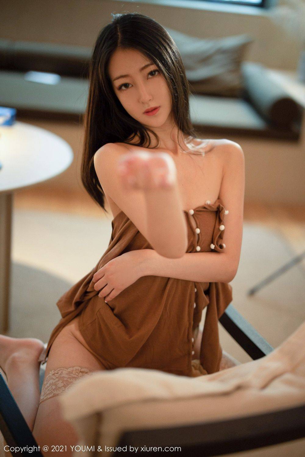 尤蜜荟美女模特熊小诺肉色丝袜暖色调素衣系列阳朔旅拍-64