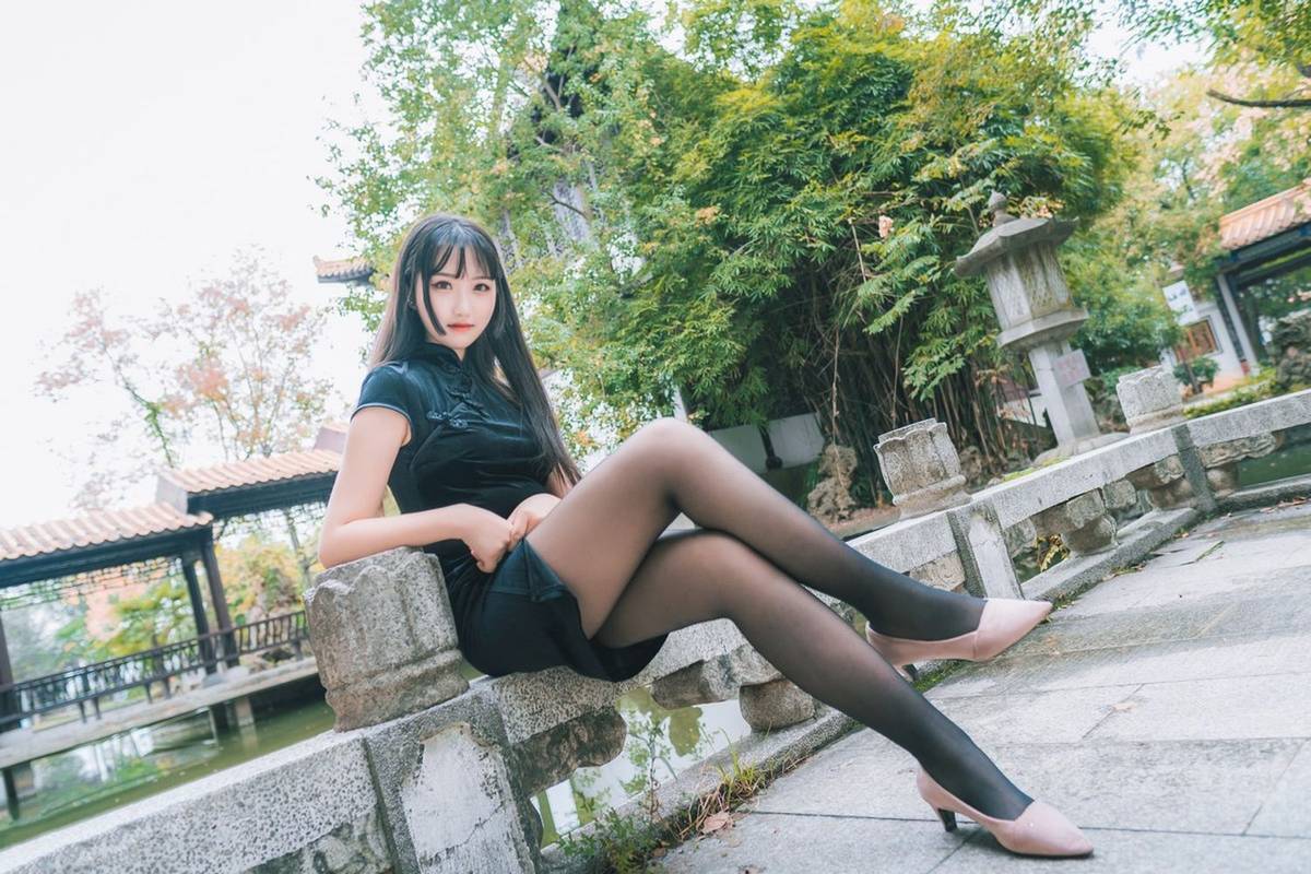喵糖映画清纯美少女黑丝美腿+黑色旗袍系列户外公园写真-13