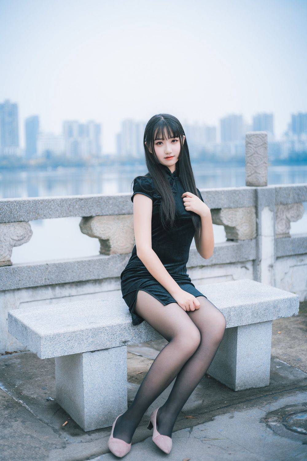 喵糖映画清纯美少女黑丝美腿+黑色旗袍系列户外公园写真-29